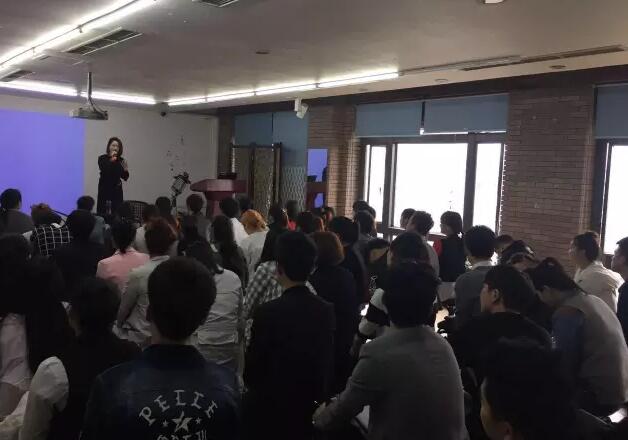 吉田造型走进劳伦威服饰连锁，开展职业形象讲座！温州整体形象设计培训