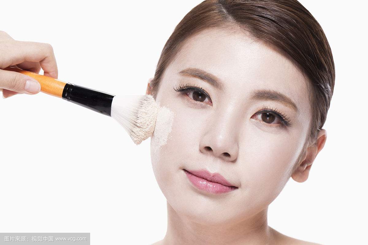 化妆学校告诉你不要选择太白的妆底