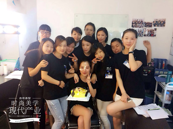 快来感受吉田造型温馨的氛围，美丽四射班的生日聚会，祝海燕同学生日快乐。