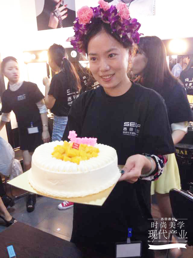 吉田造型全体老师祝A4班“聪聪”生日快乐！
