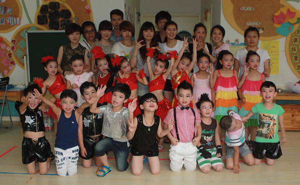 温州吉田化妆造型为温州一幼幼儿园的小朋友们打造可爱妆容造型