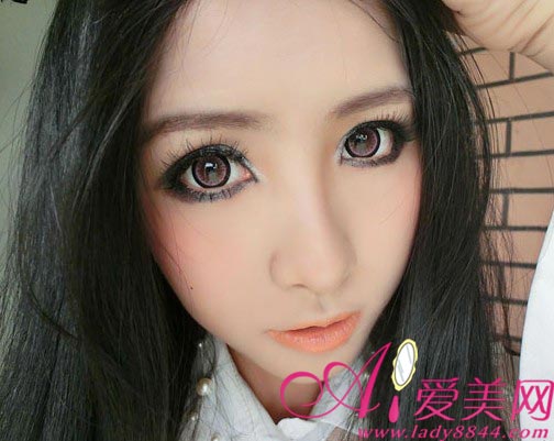 多重眼影配渐变眼线 女王妆气场强 温州化妆培训学校