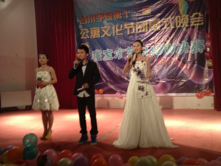 Allen老师带领化妆班学员前往台州学院，为他们的寝室文化节晚会打造整体形象塑造，美翻啦！！