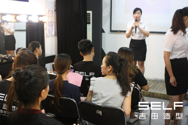 温州邓氏化妆品贸易有限公司走进吉田造型召开企业招聘会