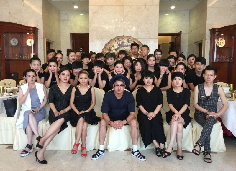 温州化妆师培训！影视化妆造型培训学校，吉田化妆造型艺术学校专业化妆造型培训学校，聘！在大千世界里你找到自己的位置了吗？