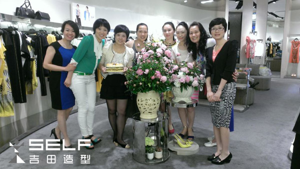 吉田造型为深圳雅莹服装品牌旗舰店进行现场服饰搭配指导