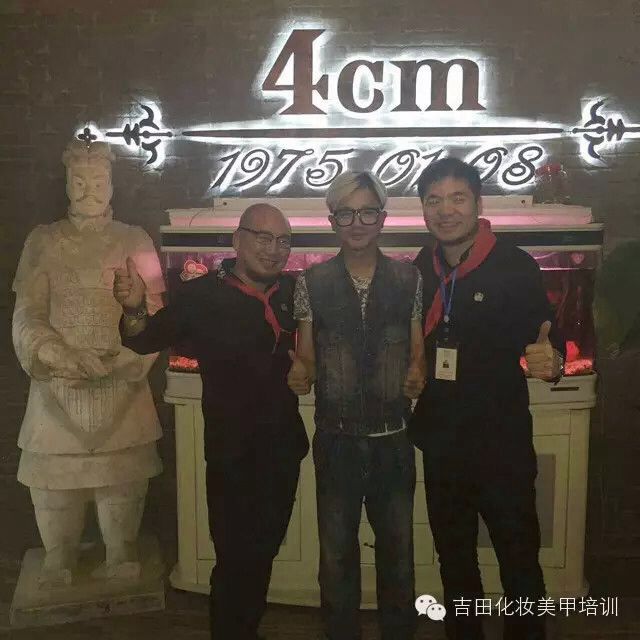 吉田老师应邀4cm服饰有限公司为他们做主题培训 ??“用专业形象定位来带动销售”