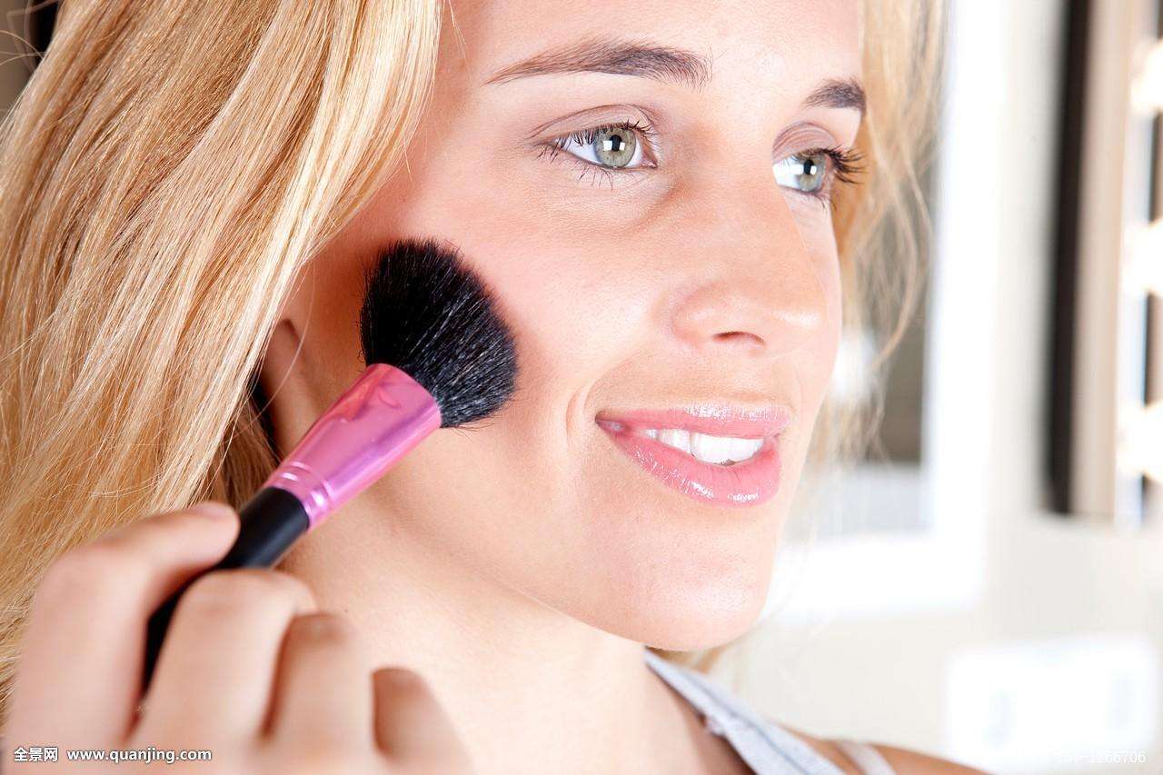 化妆学校要求你掌握这些敏感皮肤护理技巧
